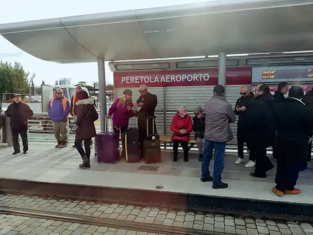  ??  ?? Parte il primo viaggio: alla fermata di Peretola ci sono già i turisti con il trolley in attesa