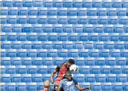  ?? Foto: Efe ?? Una jugada del Hoffenheim-hertha Berlin del pasado fin de semana, ante una grada vacía.