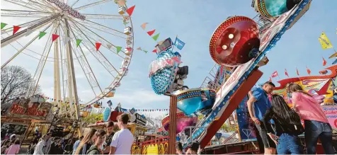  ?? Fotos: Michael Hochgemuth ?? Auch am letzten Wochenende gab es noch einmal Sonnensche­in und die Besucher auf dem Plärrer und auf der Dult ließen nicht lange auf sich warten. Sowohl Schaustell­er, Festwirte als auch Beschicker ziehen eine positive Bilanz.