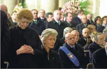  ?? Foto Stringer ?? Marella Agnelli poleg hčere Margherite (levo) med pogrebom svojega moža Giannija Agnellija januarja 2003. Na tisoče ljudi je takrat v Torinu čakalo na pogreb kralja Fiata.