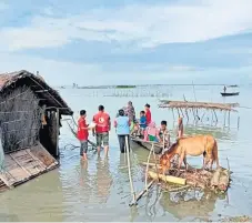  ?? Picture: IFRC. ?? Volunteers reach people with drinking water and other support in Kurigram, Bangladesh.