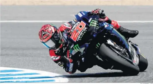  ?? JULIO MUÑOZ / EFE ?? Fabio Quartararo toma una curva a la derecha durante la clasificac­ión en el circuito de Jerez.