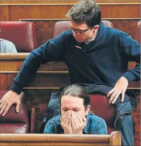  ?? EMILIA GUTIÉRREZ ?? Íñigo Errejón y Pablo Iglesias, ayer en el pleno del Congreso