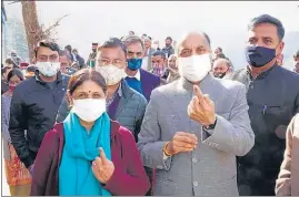  ?? BIRBAL SHARMA/HT ?? Himachal Pradesh chief minister Jai Ram Thakur with his wife Dr Sadhna Thakur outside Kurani polling booth in Mandi’s Seraj on Sunday,