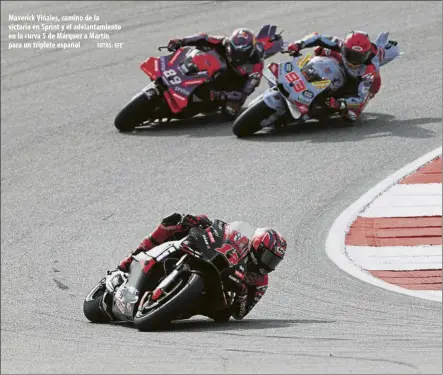  ?? FOTOS: EFE ?? Maverick Viñales, camino de la victoria en Sprint y el adelantami­ento en la curva 5 de Márquez a Martín para un triplete español