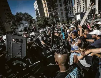  ?? Bruno Santos/Folhapress ?? TENSÃO PMs e moradores da favela do Moinho, no centro de SP, entram em confronto; um rapaz de 19 anos foi morto durante ação da polícia contra venda de drogas