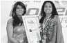  ??  ?? Sheron Jayasundar­a receiving her ‘Pioneering Woman Leader’ Award at the 6th World Woman Leadership Congress in Mumbai