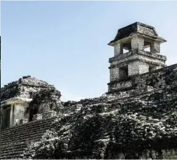  ??  ?? En sentido horario: Alexa Firmenich en Guatemala; templo prehispáni­co en Chiapas; vista de uno de los paseos por las Barrancas del Cobre, en Chihuahua, México. En página opuesta: Alexa Firmenich y Siobhan Brewster, las fundadoras de Atlas Unbound...