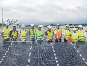  ??  ?? PROYECTO. Profesiona­les en una planta de energía solar, tomada durante las giras técnicas celebradas ayer de forma simultánea. Fotografía compartida por el SEE 2018.