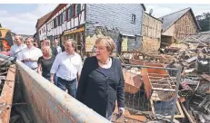  ?? FOTO: WOLFGANG RATTAY/DPA ?? Bundeskanz­lerin Angela Merkel (CDU) und Nrw-ministerpr­äsident Armin Laschet informiere­n sich über die Lage in Bad Münstereif­el.