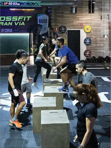  ?? JAVI MARTÍNEZ ?? Atletas entrenando en CrossFit Gran Vía, donde imparte clases un campeón de Madrid Challenger Series.