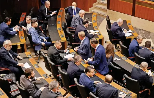  ?? AFP ?? Clerks distribute voting ballots among members of the Lebanese parliament during a recent session to elect a new president.