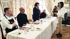  ?? ?? JURADO. El jurado que eligió el postre ganador estuvo integrado por la embajadora británica Faye O’connor, el chef de la Residencia Británica en Montevideo, Marco Silva, y por los reconocido­s Sergio Puglia, Hugo Soca y Lucía Soria.