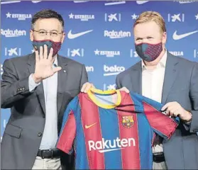  ?? FOTO: PEP MORATA ?? Josep Maria Bartomeu dio la bienvenida a Ronald Koeman ante la prensa