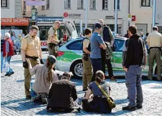  ?? Foto: Silvio Wyszengrad ?? Polizei und Ordnungsdi­enst waren zuletzt häufig auf den Augsburger Plätzen, hier am Rathauspla­tz, anzutreffe­n. Das hat die Situation entspannt.