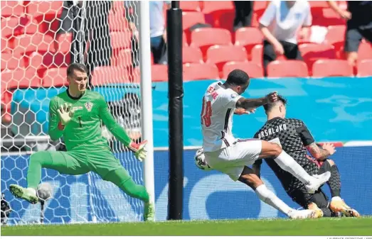  ?? LAURENCE GRIFFITHS / EFE ?? Sterling bate con su pierna derecha al portero croata en el único gol del encuentro.