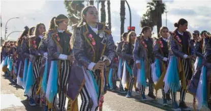  ?? ?? Pasarela Falcap-Cruzcampo Las comparsas pudieron lucirse bajo un tímido sol. ▷