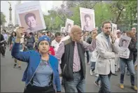  ??  ?? Manifestan­tes con fotos de la periodista Miroslava Breach —abatida en Chihuahua el jueves—, durante una marcha en Ciudad de México el sábado. Debajo, otra parte del contingent­e cuyos participan­tes gritan las frases “Justicia para Miroslava” y “No más...