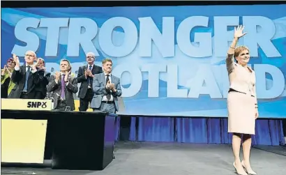  ?? JEFF J MITCHELL / GETTY ?? La líder del SNP, Nicola Sturgeon, saluda tras pronunciar su discurso en el congreso del partido