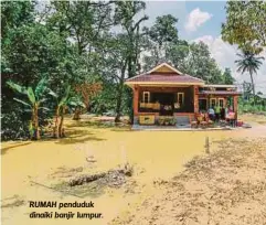  ??  ?? RUMAH penduduk dinaiki banjir lumpur.