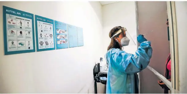  ?? RP-FOTO: ANDREAS BRETZ ?? Giulia Hinze führt am Mittwoch im Medicare-Testzentru­m an der Heinrich-Heine-Allee einen Schnelltes­t durch.