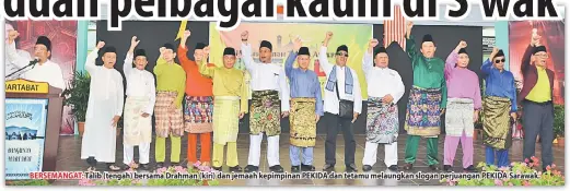  ??  ?? BERSEMANGA­T: Talib (tengah) bersama Drahman (kiri) dan jemaah kepimpinan PEKIDA dan tetamu melaungkan slogan perjuangan PEKIDA Sarawak.