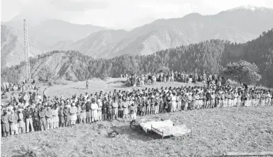  ?? — Gambar AFP ?? BERDARAH LAGI: Penduduk melakukan solat jenazah untuk mangsa serangan di sektor Nosari, Kashmir Pakistan kelmarin.