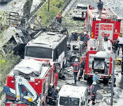  ??  ?? Anschlag im Morgenverk­ehr: Eine Autobombe zerstörte einen Bus der türkischen Polizei im Zentrum Istanbuls. Die Beamten waren auf dem Weg zu einer Universitä­t, wo Prüfungen angesetzt waren.