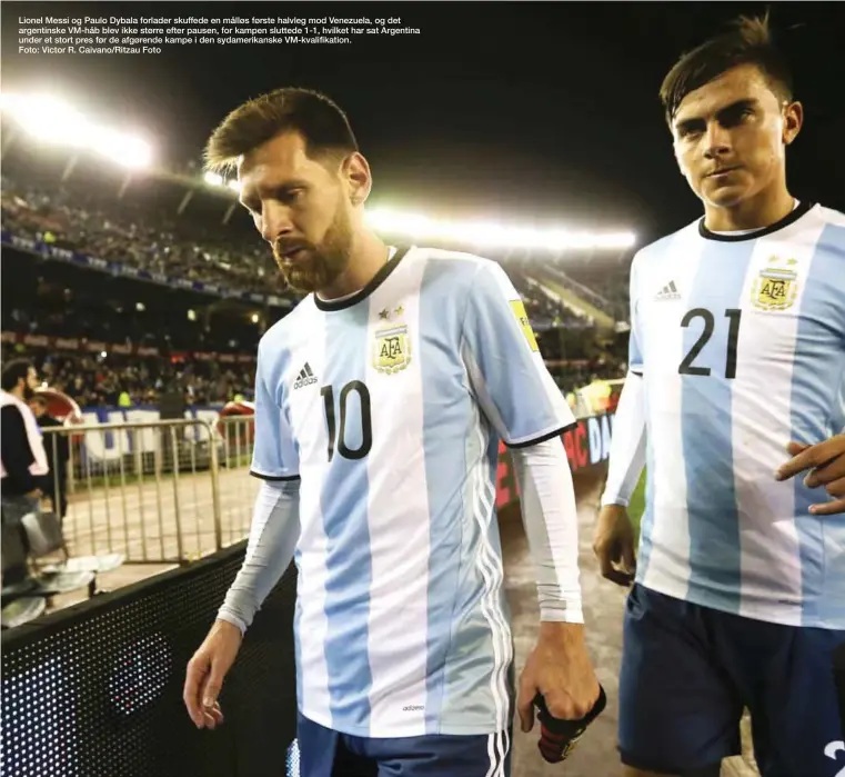  ??  ?? Lionel Messi og Paulo Dybala forlader skuffede en målløs første halvleg mod Venezuela, og det argentinsk­e VM-håb blev ikke større efter pausen, for kampen sluttede 1-1, hvilket har sat Argentina under et stort pres før de afgørende kampe i den...
