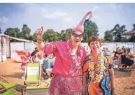  ?? RP-FOTO: ANNE ORTHEN ?? Stephan Schleicher und Anke Schürg haben sich für den Pink Monday im Beachclub verkleidet.