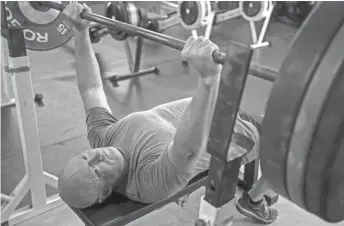  ??  ?? Mark Kelly lifts weights at a Tucson gym, a bare-bones facility he visits regularly.