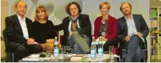  ?? Foto: Ruf ?? Engagierte­s Diskutiere­n über unterschie­dliche Bücher gehört beim Literarisc­hen Quintett zur Tradition. Im Bild von links Erich Pawlu, Ursula Poser, Marcus B. Hartmann, Brigitte Schöllhorn und Ulrich Demmer.