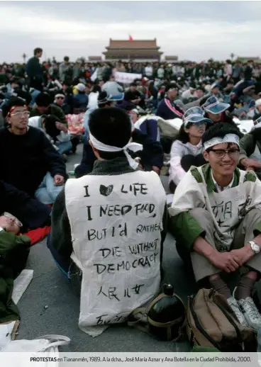  ??  ?? PROTESTAS en Tiananmén, 1989. A la dcha., José María Aznar y Ana Botella en la Ciudad Prohibida, 2000.