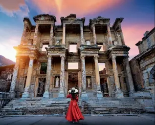  ?? ?? The Library of Celsus in Ephesus is a significan­t historical structure.