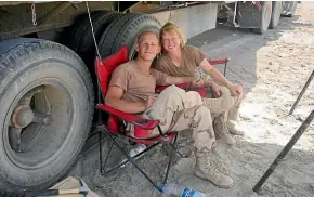  ?? HEIDI RADKIEWICZ ?? Jake and Heidi Radkiewicz share a moment during their desert honeymoon.