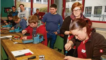  ?? Foto: von Weitershau­sen ?? Hoch konzentrie­rt arbeiten die Landwirtsc­haftsazubi­s beim Berufswett­bewerb in der Berufsschu­le Höchstädt an der praktische­n Aufgabe, einen Sieben Phasen Stecker an ein Kabel funktionsf­ähig anzubringe­n.