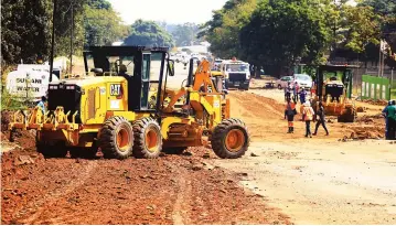  ??  ?? The Department of Roads under the Ministry of T ransport and Infrastruc­tural Developmen­t repairs Boshoff Road in Sunningdal­e, Harare yesterday under the Emergency Road Rehabilita­tion Programme. — Picture: Tawanda Mudimu