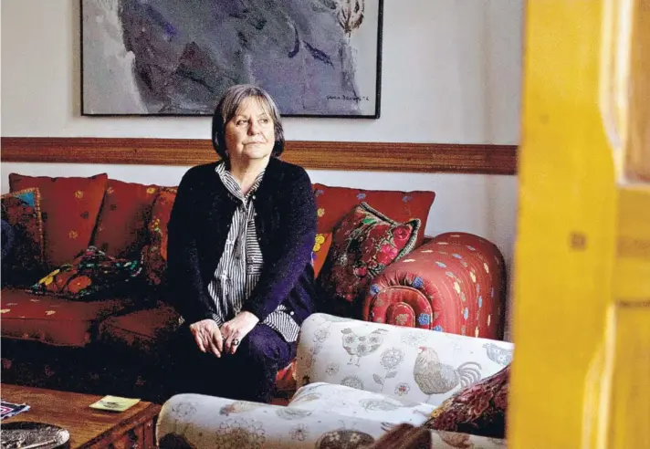  ??  ?? ► La escritora Diamela Eltit (69) retratada en su casa en la comuna de Ñuñoa.