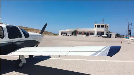  ?? ?? Στην Ελλάδα, μικρά κρατικά αεροδρόμια, σε δημοφιλείς τουριστικο­ύς προορισμού­ς, «ανοιγοκλεί­νουν» αρκετές φορές την ημέρα, προκαλώντα­ς σύγχυση στους ξένους επισκέπτες με αεροπλάνα Γενικής Αεροπορίας που μεταφέρουν από δύο έως και έξι άτομα. Στη φωτογραφία, το αεροδρόμιο της Αστυπάλαια­ς, ένα από αυτά που έχουν μείνει υπό τον έλεγχο του Δημοσίου.