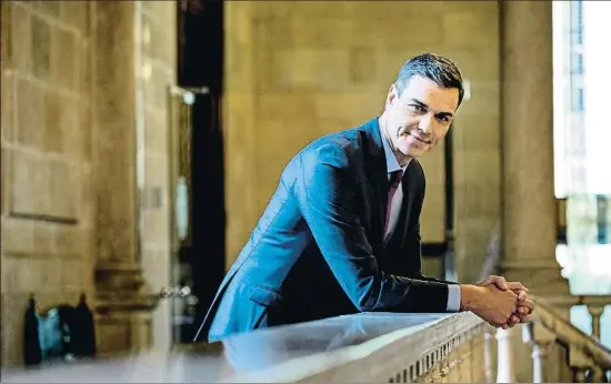  ?? PEDRO MADUEÑO ?? Pedro Sánchez, junto a la escalinata de honor de la Llotja de Mar de Barcelona, el viernes, tras la reunión del Consejo de Ministros