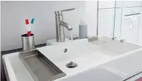  ??  ?? With storage at a premium, the owner found an ideal sink with organizers.