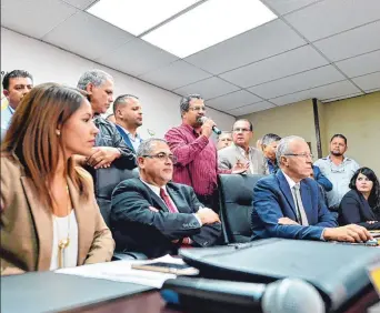  ?? Luis.alcaladelo­lmo@gfrmedia.com ?? EFECTO NEGATIVO. Los alcaldes del PPD denunciaro­n que con el propuesto cierre de escuelas “han dejado los campos sin educación”.