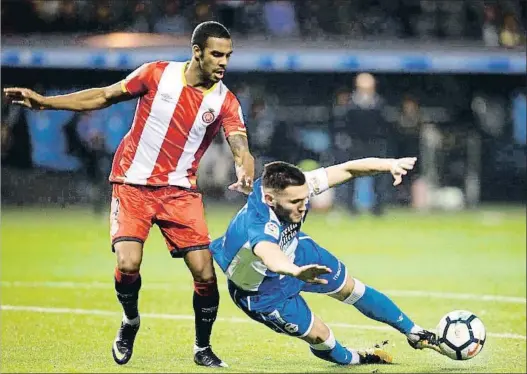  ?? CABALAR / EFE ?? El Deportivo logró empatar momentánea­mente merced a un penalti señalado por esta acción de Ramalho sobre Lucas Pèrez