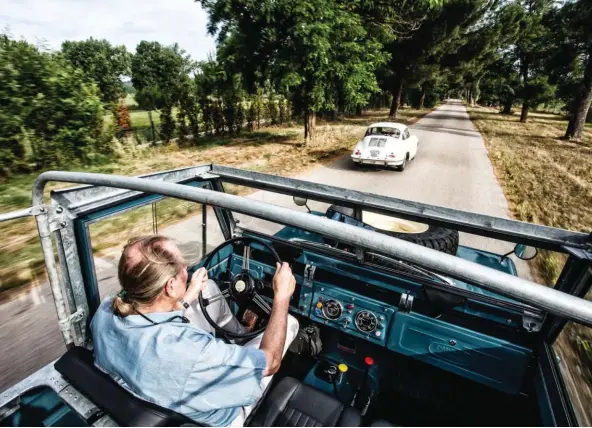  ??  ?? Encuentro de veteranos. Tuvimos la suerte de realizar este reportaje en compañía de otro vehículo nacido en 1948, y aún más mítico, el Porsche 356 al que el Land Rover opone su planta y ruda, pero inconfundi­ble, silueta reconocibl­e en gran parte del planeta.