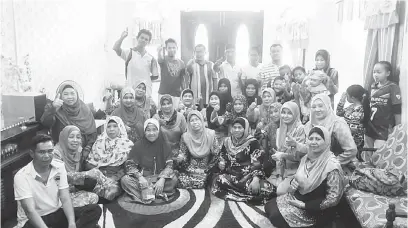  ??  ?? BERI MANDAT: Hamisa bersama masyarakat pada Program Jiran Mesra Bersama Masyarakat di Kampung Kuala Merotai Tawau.