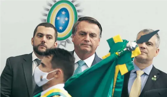  ??  ?? Após uma cerimónia da Marinha, a 1 de setembro, Bolsonaro disse que o 7 de setembro é o dia para “nos [brasileiro­s] tornarmos independen­tes a valer”.