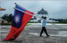  ?? FOTOS: AFP ?? BANDERA. Un manifestan­te con una bandera china en Taipei.