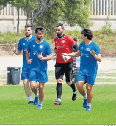  ?? MANUEL ARANDA ?? Los jugadores del Xerez DFC libres de Covid siguen entrenando pensando en el Puente Genil.