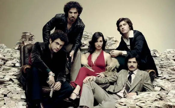  ??  ?? In tv I protagonis­ti di «Romanzo criminale», la serie ispirata alla banda della Magliana. Da sinistra: Vinicio Marchioni, Francesco Montanari, Daniela Virgilio, Alessandro Roja, Marco Bocci