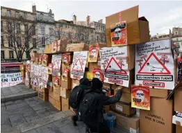  ?? — AFP ?? People build a wall made of cardboard boxes during a demonstrat­ion in support of migrants, in front of the prefecture of Marseille, France, on Monday.